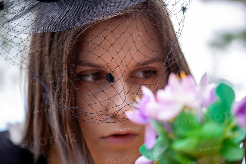 Close-up of a grieving young woman with a mourning veil (symbolic image)
