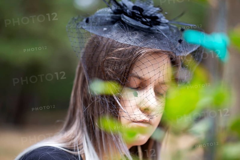 Close-up of a grieving young woman with a mourning veil (symbolic image)