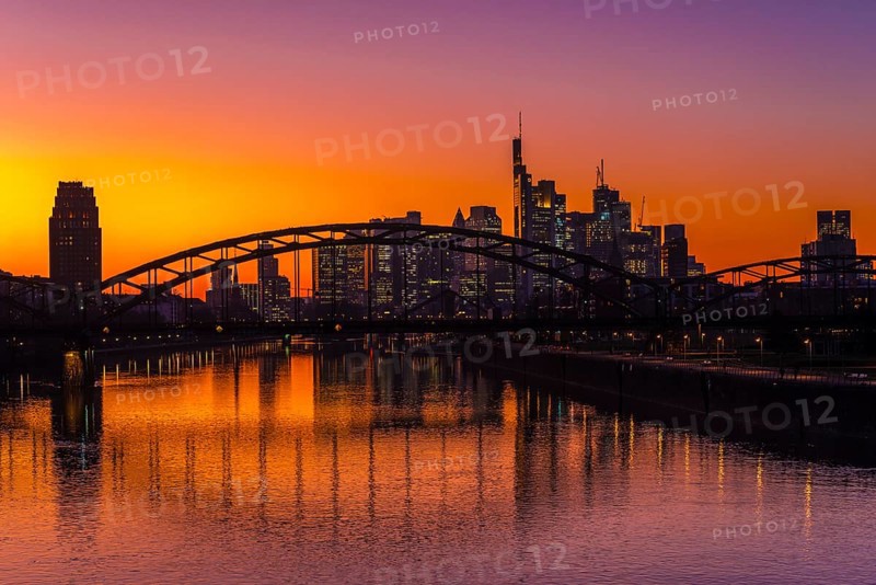 Evening mood with skyline behind the Deutschherrnbruecke from the Arthur-von-vineyard-Steg, golden hour, Frankfurt am Main, Hesse, Germany, Europe