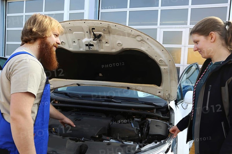 Symbolic image: Car mechatronics technician with customer in the garage