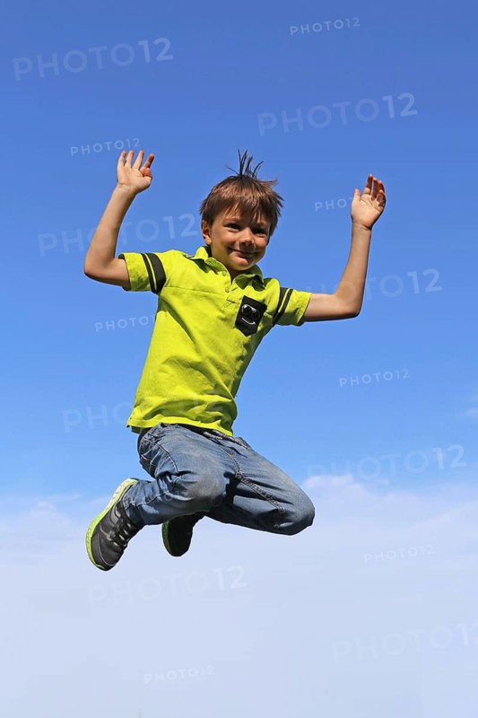 Symbolic image: Boy jumping into the air, blue sky in the background