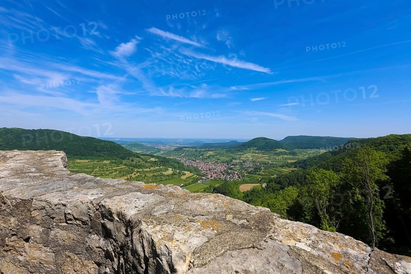 Ruin Reussenstein, ruin of a rock castle above Neidlingen, rock above the Neidlingen valley, ministerial castle of the Teck lordship, wall, view of the Neidlingen valley, view, landscape, nature, mountains, meadows, bushes, trees, Albtrauf, Neidlingen, Swabian Alb, Baden-Wuerttemberg, Germany, Europe