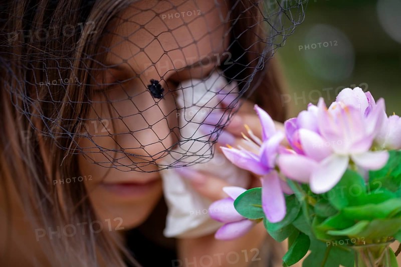 Close-up of a grieving young woman with a mourning veil (symbolic image)