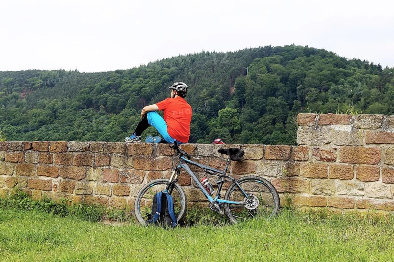 Mountain biker takes a break at the Wolfsburg above Neustadt an der Weinstrasse