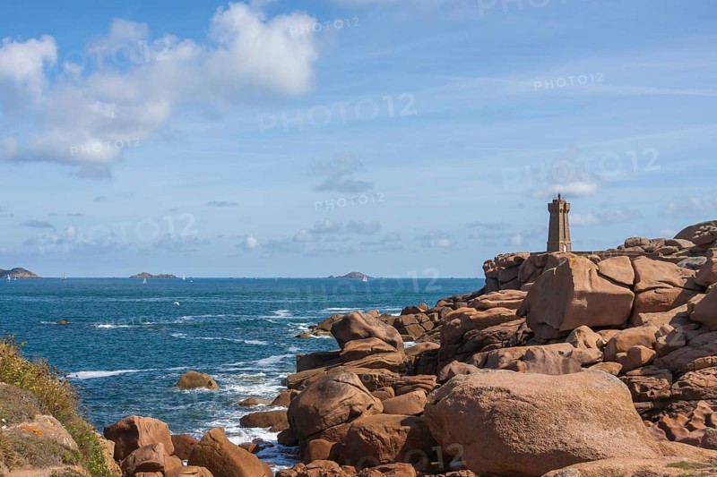 Phare de Ploumanac'h, officially Phare de Mean Ruz, Cote de Granit Rose, Departement Cotes-d'Armor, Brittany, France, Europe