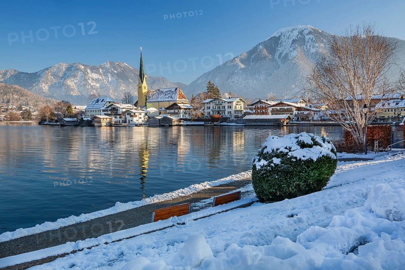 Snowy winter view of Malerwinkel with parish church and Wallberg 1722m, Rottach-Egern, Tegernsee, Tegernsee Valley, Bavarian Alps, Upper Bavaria, Bavaria, Germany, Europe
