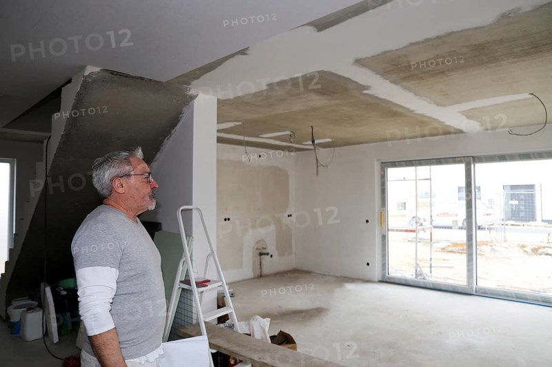 Craftsman (painter) for wallpapering work