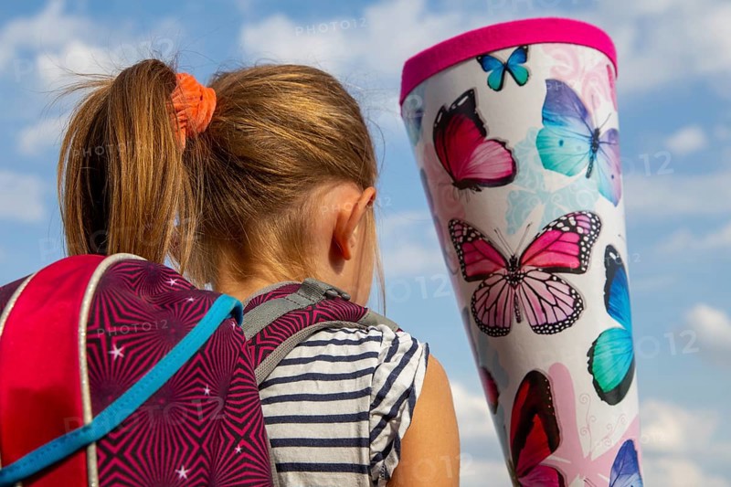 Symbolic image: Girl on the way to her first day at school