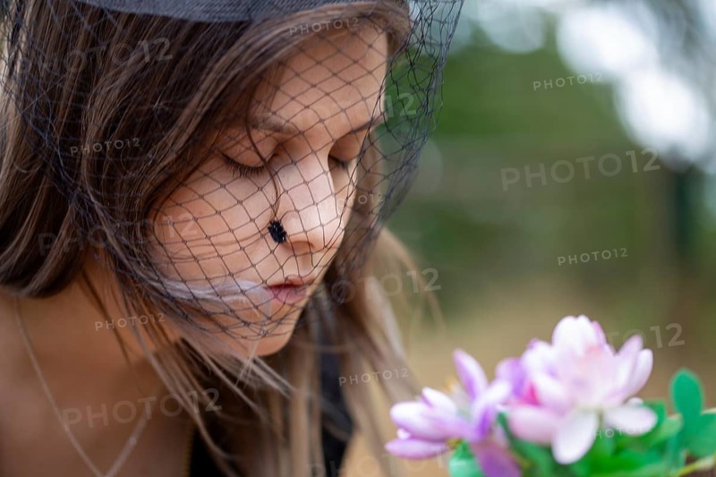 Close-up of a grieving young woman with a mourning veil (symbolic image)