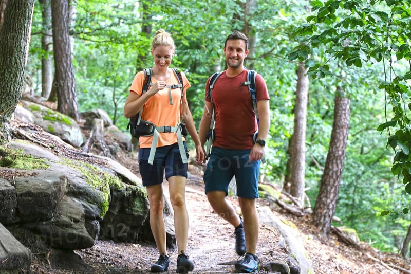 Symbolic image: Young couple hiking in the Palatinate Forest, here on the fifth stage of the Palatinate Wine Trail between Neustadt an der Weinstrasse and St. Martin