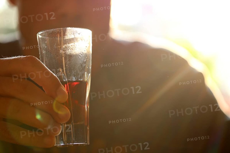 Symbolic image: Alcoholic gets drunk at home
