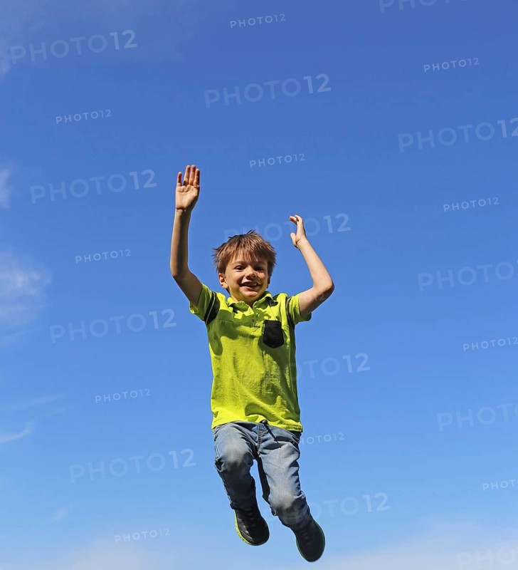 Symbolic image: Boy jumping into the air, blue sky in the background