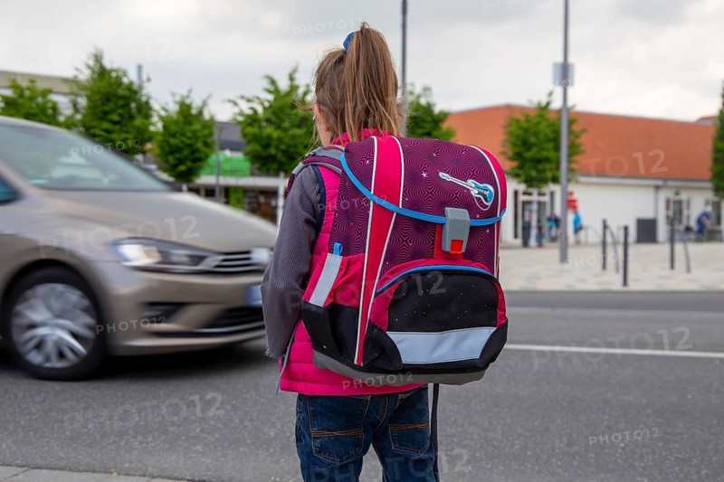 Symbolic image: Schoolchild in road traffic