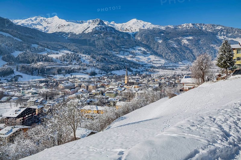 Winter panorama of the village from the Gasteiner Hoehenweg with Goldberg group, Bad Hofgastein, Gastein valley, Hohe Tauern, Salzburg province, Austria, Europe