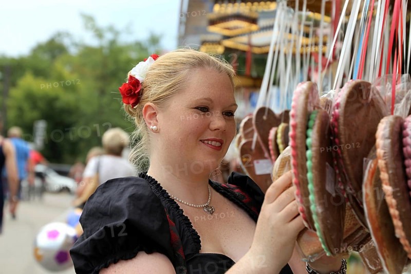 Symbolic image: Woman in traditional traditional costume at a folk festival (Brezelfest Speyer)