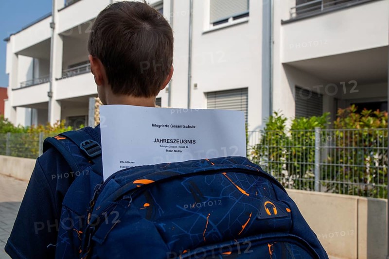 Symbolic image of report cards: Pupils at an integrated comprehensive school on their way home with their annual report cards