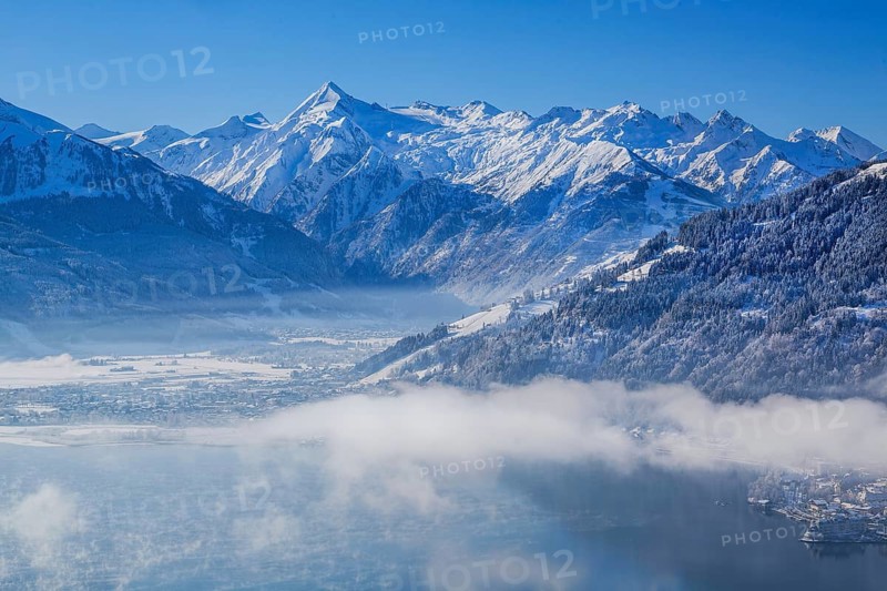 Winter panorama of Lake Zell in morning fog with the Kitzsteinhorn 3203m in the Hohe Tauern, Thumersbach, district of Zell an See, Salzachtal, Hohe Tauern, Salzburg province, Austria, Europe