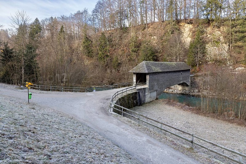 Le Pont qui Branle, covered wooden bridge Pont du Chatelet, Gruyeres, Fribourg, Switzerland, Europe
