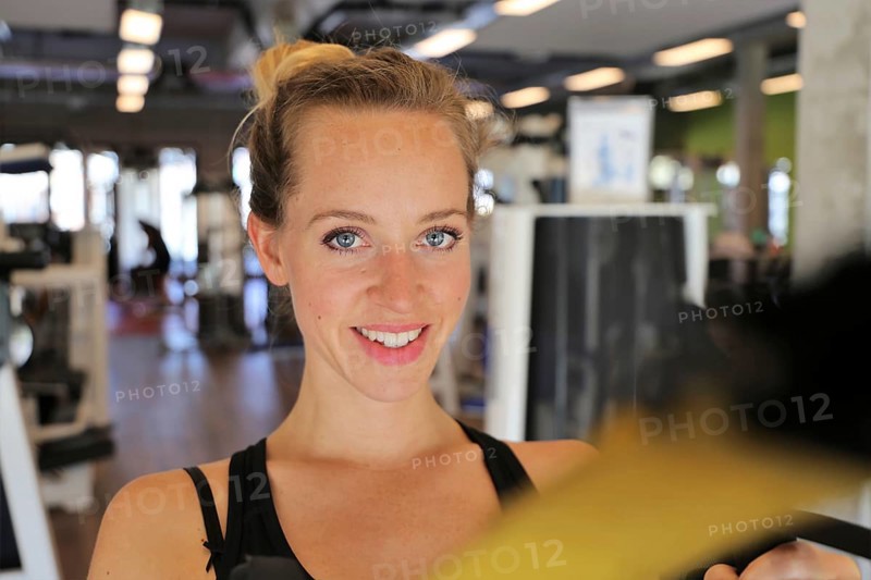 Young woman doing TRX training in the gym, (Neuhofen, Rhineland-Palatinate)