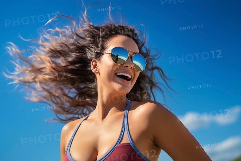 Happy curvy woman with sunglasses and sports bra jogging outside. KI generiert, generiert AI generated