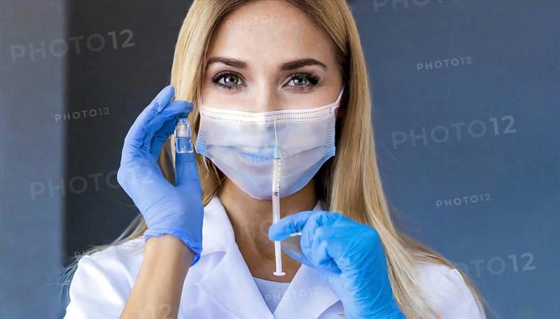 AI generated, RF, woman, woman, doctor, female doctor, 25, 30, years, attractive, attractive, doctor's office, holds a syringe in her hand, disposable syringe, flu shot, corona, pneumococcal, prevention, health, blonde, blonde, beautiful teeth, long hair