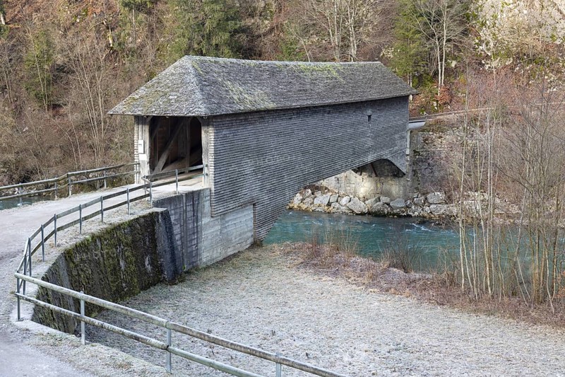 Le Pont qui Branle, covered wooden bridge Pont du Chatelet, Gruyeres, Fribourg, Switzerland, Europe
