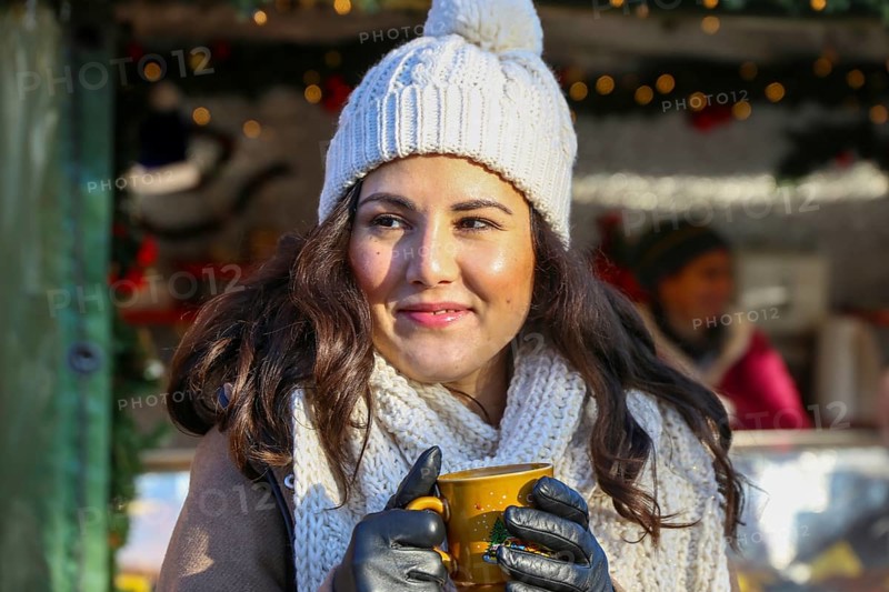 Symbolic image: Cheerful young woman at a German Christmas market