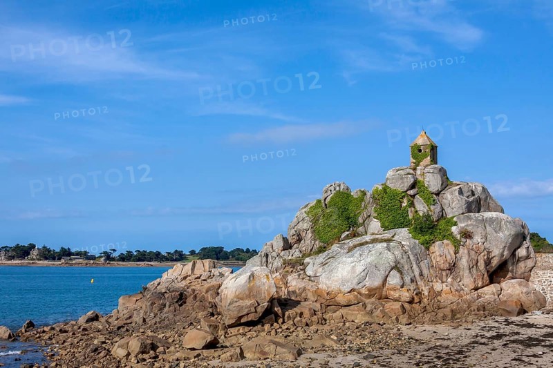Rocher de la Sentinelle, guardhouse on the rock, Port Blanc, Penvenan, Cotes-d'Armor, Brittany, France, Europe