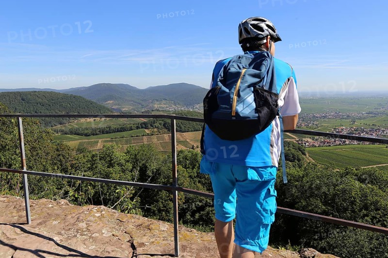 Mountain bikers on the viewing platform of the Neukastel castle ruins above Leinsweiler, Suedliche Weinstrasse district, Rhineland-Palatinate