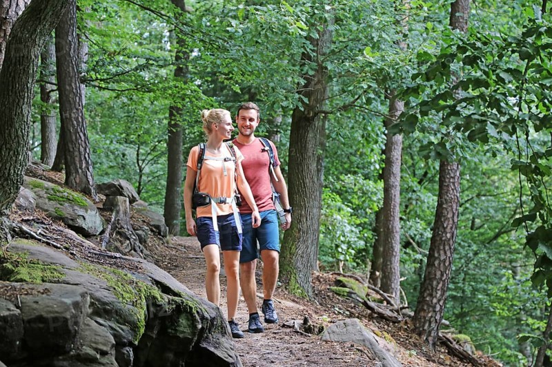 Symbolic image: Young couple hiking in the Palatinate Forest, here on the fifth stage of the Palatinate Wine Trail between Neustadt an der Weinstrasse and St. Martin