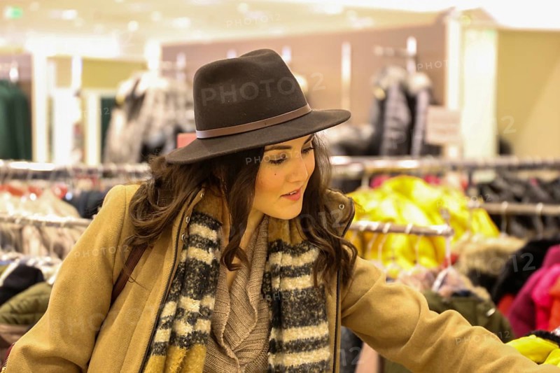Symbolic image: Elegant young woman enjoys shopping