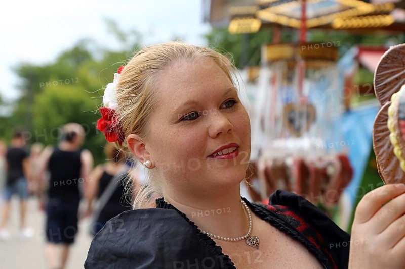 Symbolic image: Woman in traditional traditional costume at a folk festival (Brezelfest Speyer)