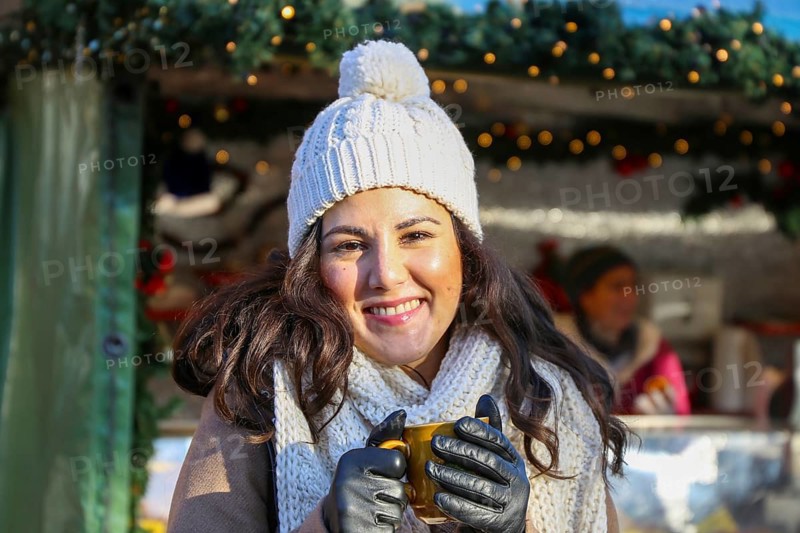 Symbolic image: Cheerful young woman at a German Christmas market