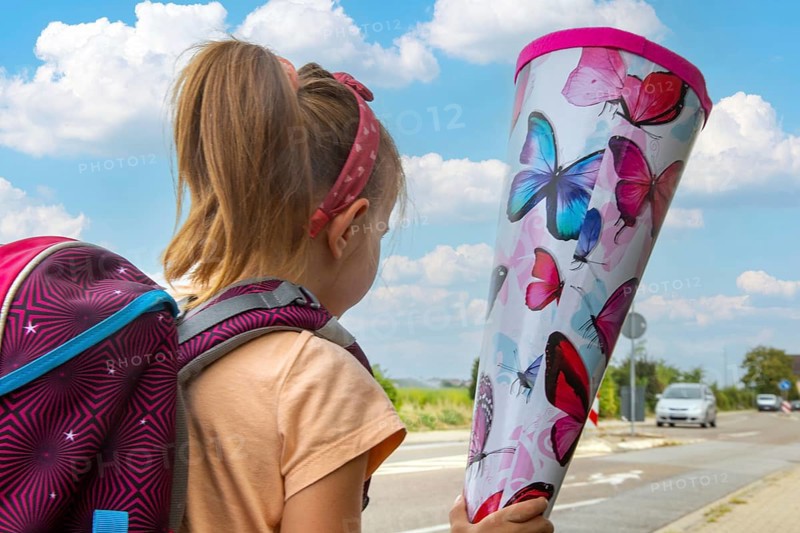 Symbolic image: Girl on the way to her first day at school