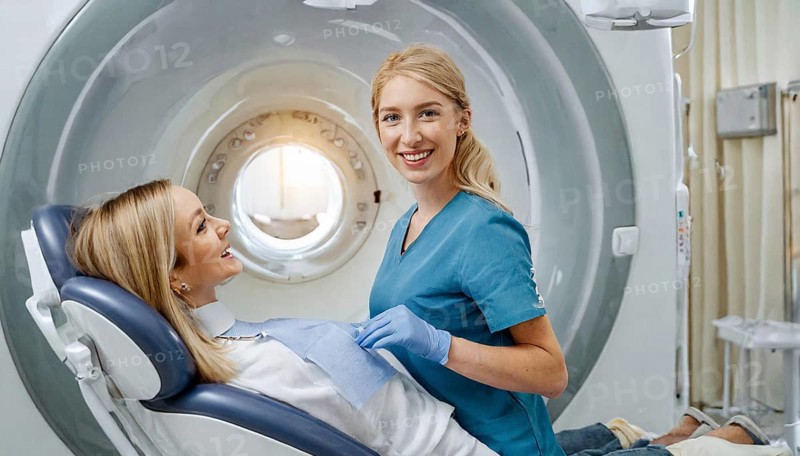AI generated, RF, woman, woman, doctor, doctors, female doctor, 30, 35, years, attractive, attractive, doctor's office, CT, scan, computer tomography, computer tomography, preventive care, health, smiles, beautiful teeth, generates a three-dimensional X-ray image, modern X-ray machine, X-rays, X-ray image, patient, AI generated