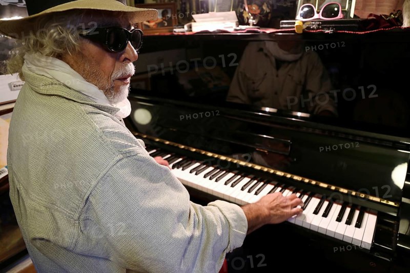 Symbolic image: Man playing the piano