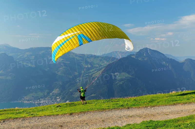 Paragliders on the Niederbauen with a view of the Rigi, Lake Lucerne, Canton Uri, Switzerland, Lake Lucerne, Uri, Switzerland, Europe