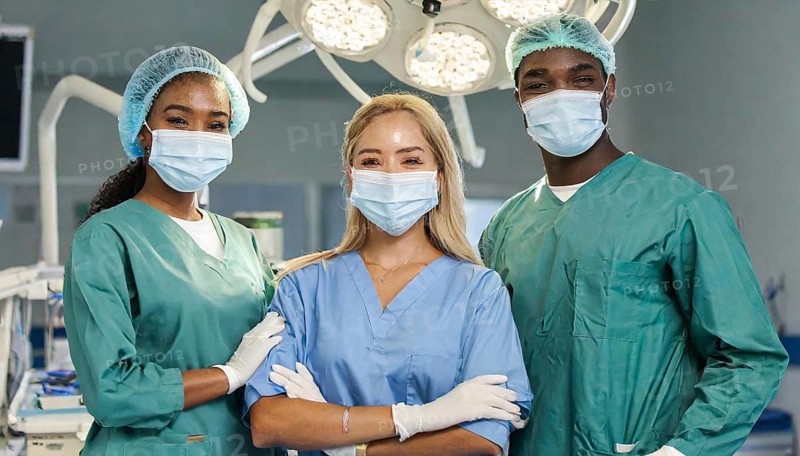 AI generated, RF, woman, woman, man, doctor, doctor team, team, 30, years, attractive, attractive, doctor's office, operating theatre, operating room, examination, prevention, health, blond, blonde, blonde, beautiful teeth, long hair, beard bearer, three people, two. woman, one doctor, AI generated