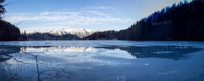 Winter mood, frozen Gleinkersee, behind the Sengsengebirge, reflection, panoramic shot, Spital am Pyhrn, Totes Gebirge, Pyhrn-tidal creek region, Pyhrn-Eisenwurzen, Traunviertel, Upper Austria, Austria, Europe