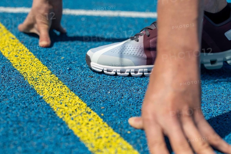 Close-up of an athlete in front of the start of a race (symbolic image)