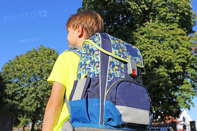 Symbolic image: Primary school pupils on the way to school