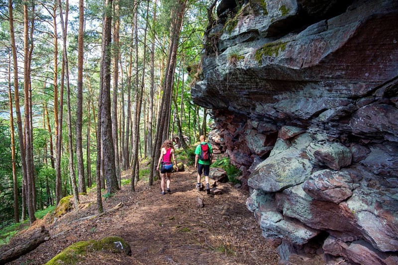 Hikers in the Dahner Felsenland . The many red sandstone rock formations characterise this region
