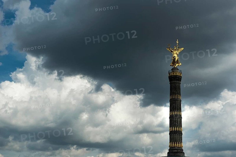 The Victory Column on the Strasse des 17. Juni under a gloomy sky, crisis, weather, bad weather, gloomy, thunderstorm, storm, dark clouds, dramatic, monument, sculpture, golden, gold, sight, attraction, angel, landmark, politics, Berlin, Germany, Europe