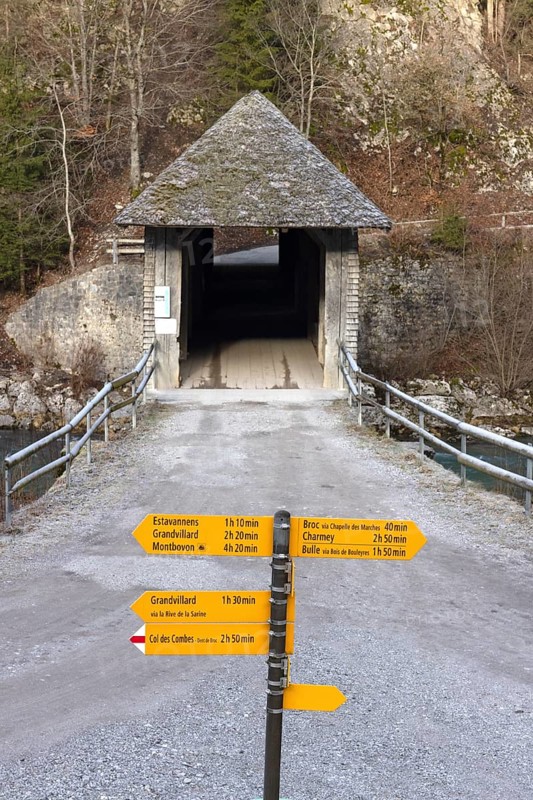 Le Pont qui Branle, covered wooden bridge Pont du Chatelet, Gruyeres, Fribourg, Switzerland, Europe