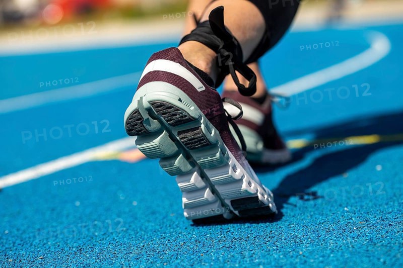 Close-up of an athlete in front of the start of a race (symbolic image)