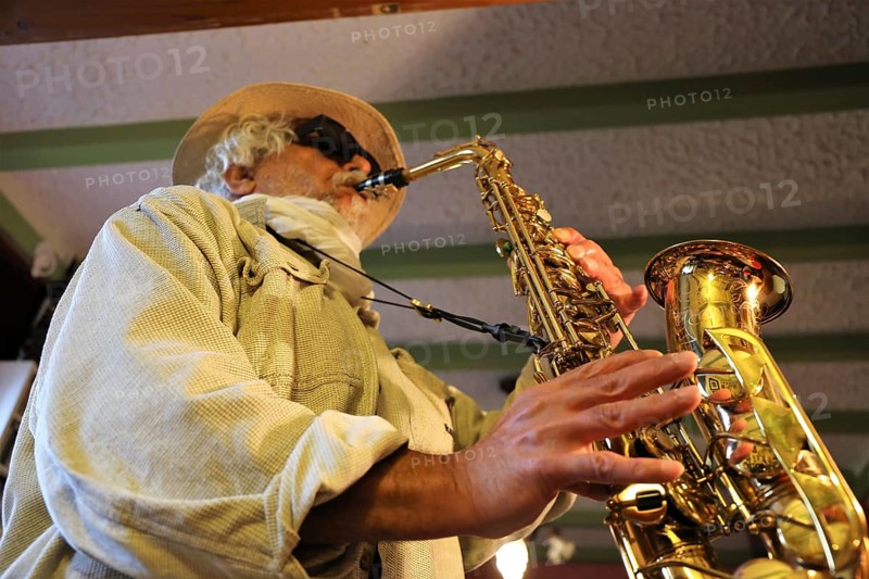 Symbolic image: Jazz musician playing saxophone