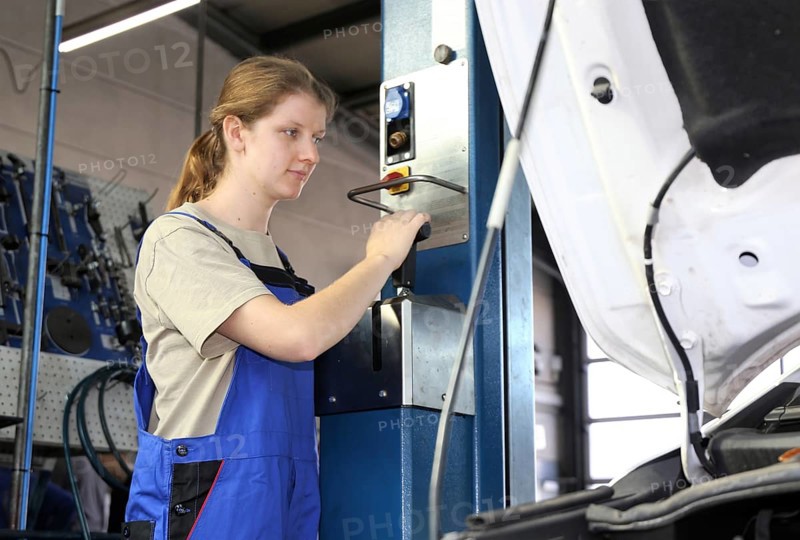 Symbolic image: Woman in a male profession: automotive mechatronics technician