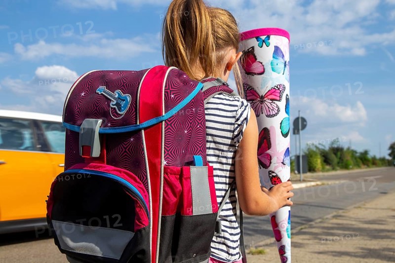 Symbolic image: Girl on the way to her first day at school
