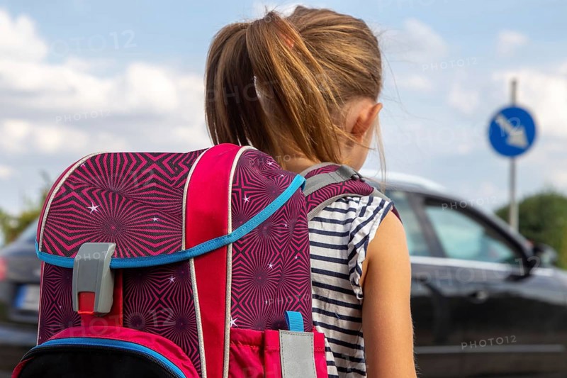 Symbolic image: Schoolchild in road traffic