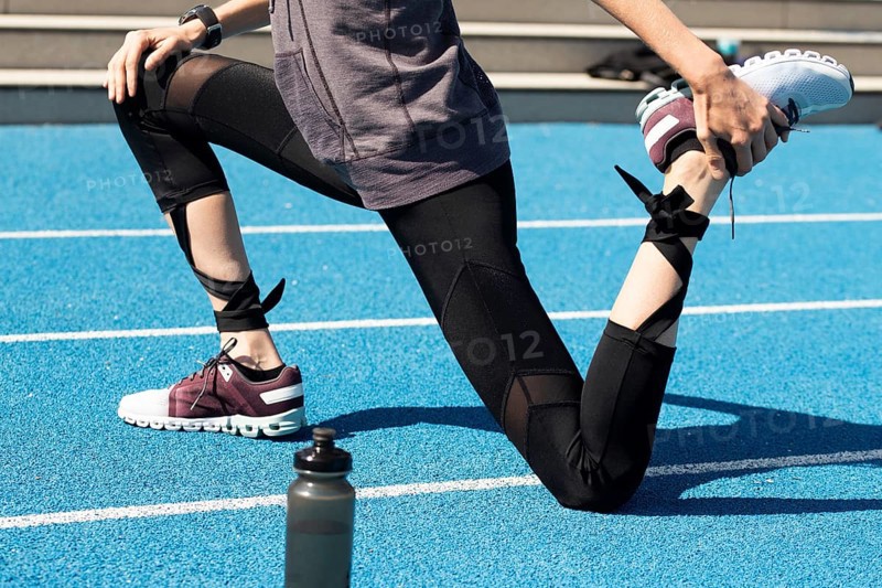 Athlete doing stretching exercises (symbolic image)